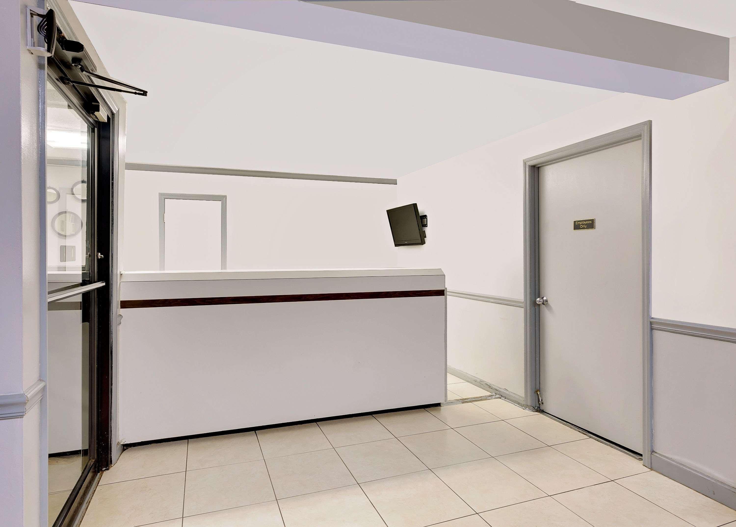 Super 8 By Wyndham Athens Motel Bagian luar foto