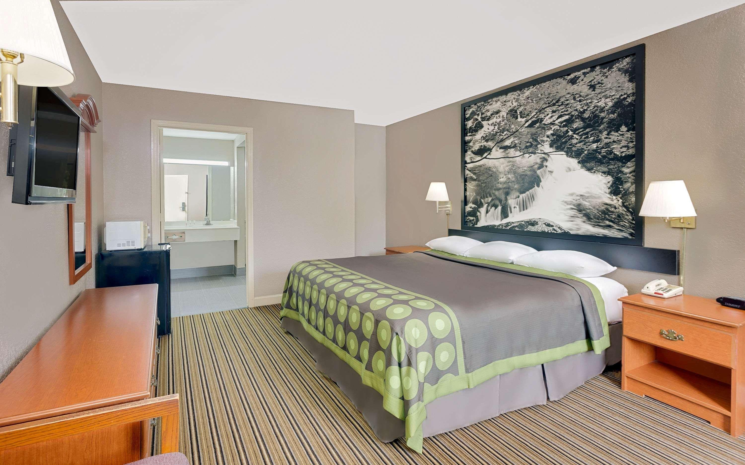 Super 8 By Wyndham Athens Motel Bagian luar foto