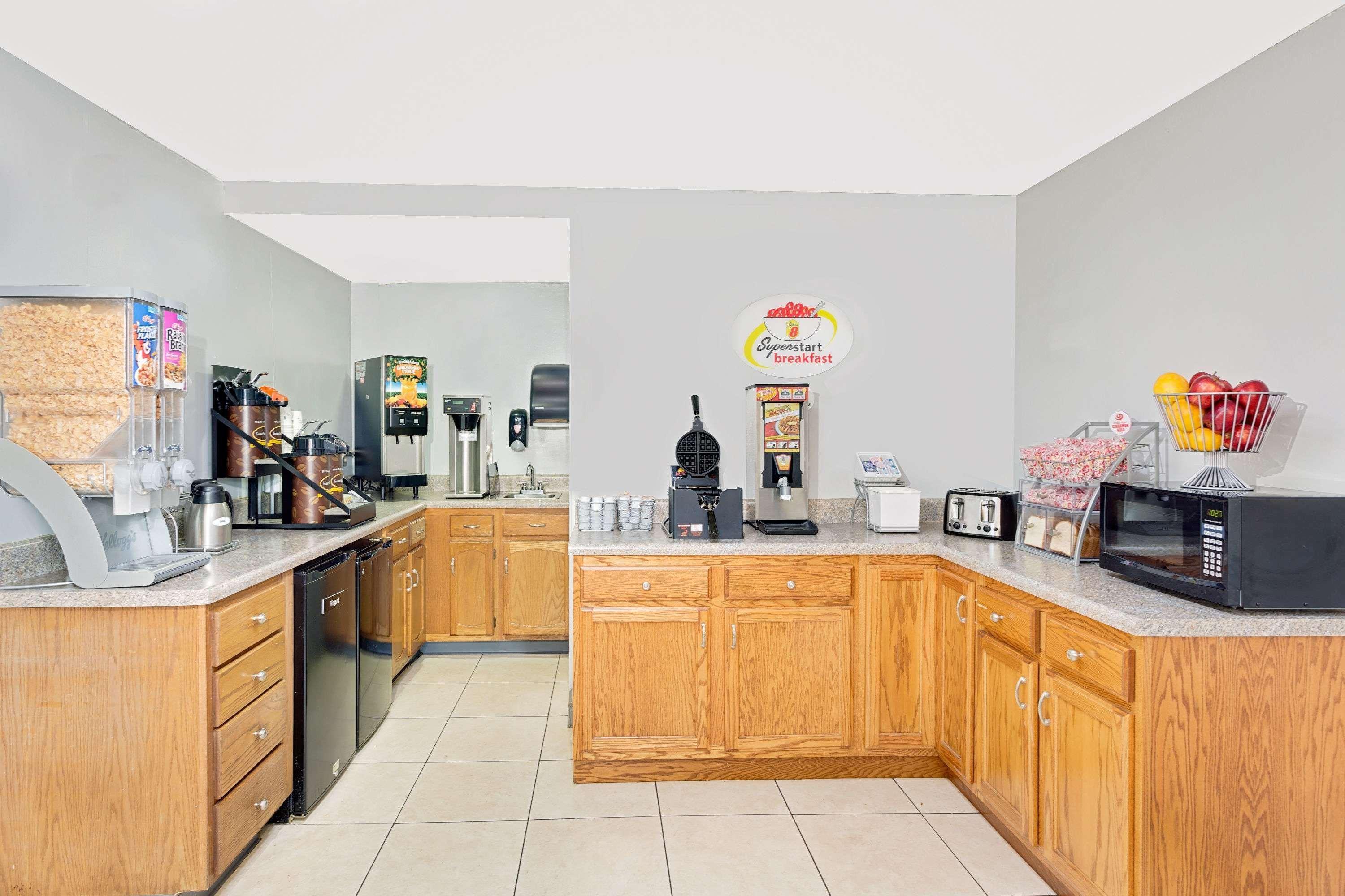 Super 8 By Wyndham Athens Motel Bagian luar foto